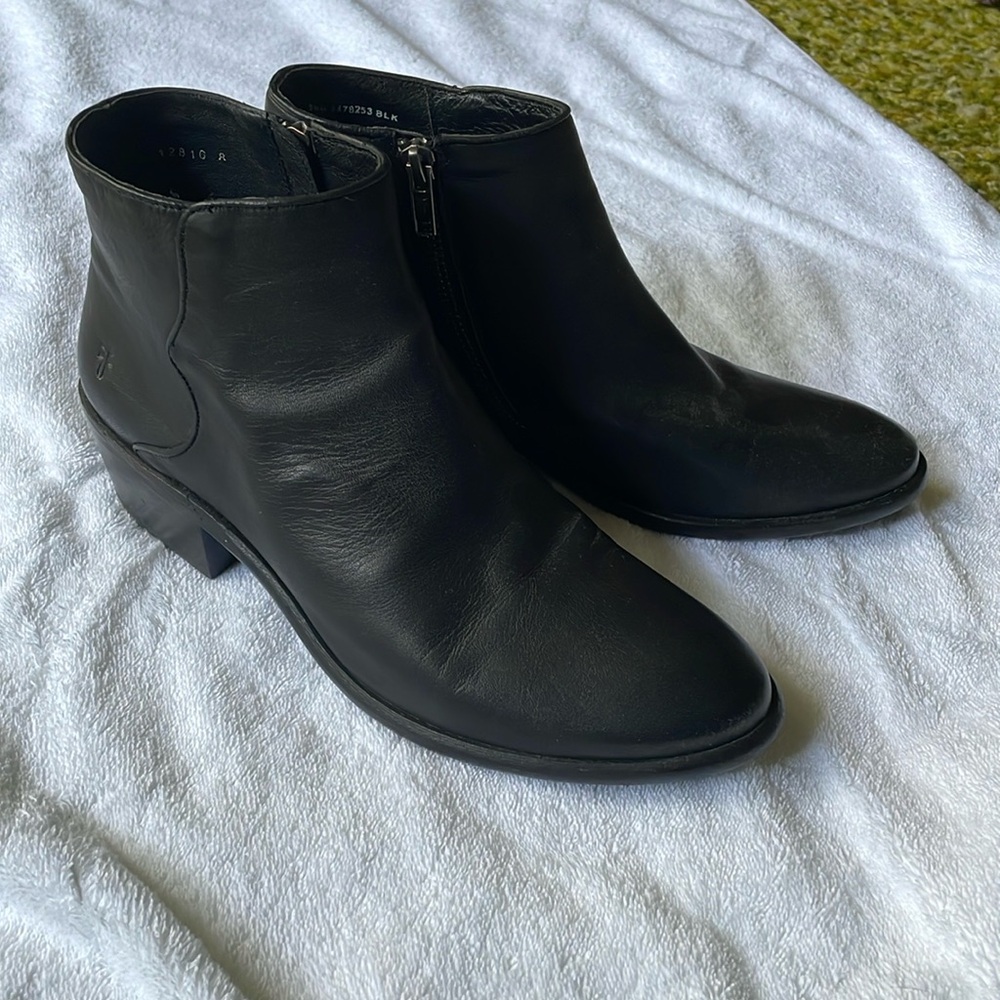 FRYE Carson Piping Bootie Like New!! Black Size 8 1/2